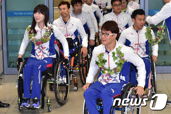 里约残奥会韩国代表团归国 受民众热烈欢迎【组图】