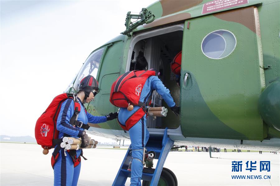 9月25日，在朝鲜元山市，平壤航空俱乐部的跳伞运动员们登上直升机，准备进行跳伞表演。