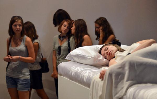 乌克兰办睡美人展览 把姑娘吻醒就能娶回家（组图）