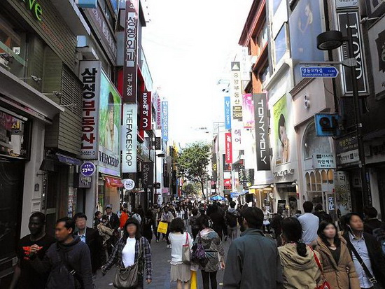 首尔明洞购物街一景。