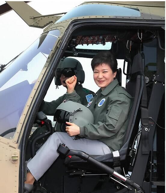 韩媲美黑鹰国产直升机再爆缺陷 朴槿惠曾穿军装试乘
