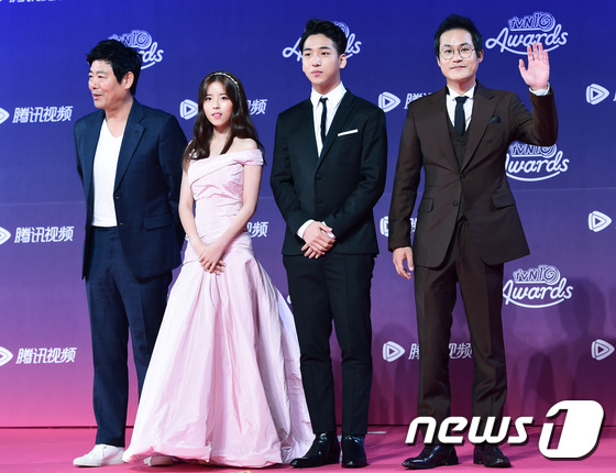 “tvN十周年颁奖典礼”红毯照汇总 《请回答》《又是吴海英》主演再聚首【组图】