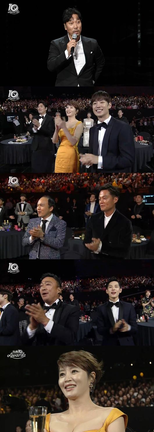 “tvN十周年颁奖典礼”朴宝剑惠利现场视频 “请回答”系列成最大赢家【组图】