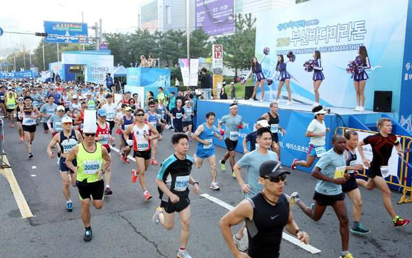 “釜山海洋马拉松赛”在韩举行 2万名选手奋力“跨海”