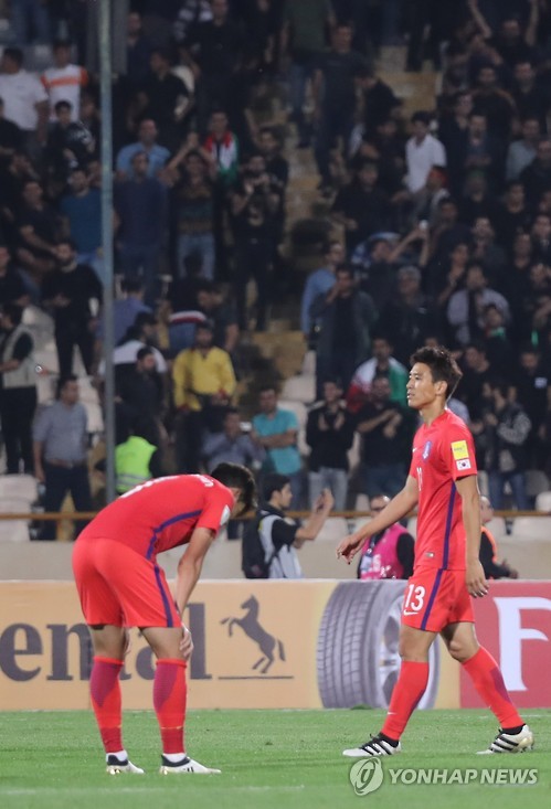 韩国队0-1不敌伊朗队。韩国国脚孙兴慜（左）和具滋哲输球后露出遗憾表情。