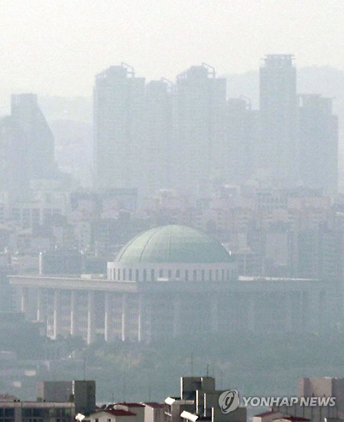 雾霾锁城 韩国气象厅呼吁民众戴口罩出行【组图】