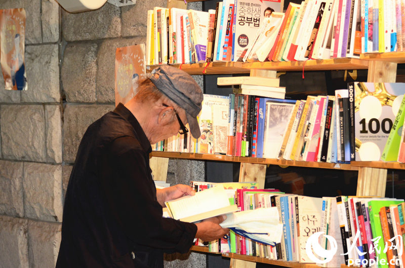 首尔开办旧书市场 墨香弥漫清溪川