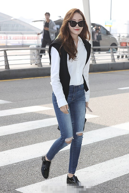 Jessica现身机场赴上海时装周 白衬衣牛仔裤黑超遮面【组图】