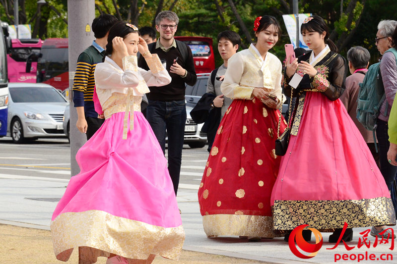 身穿韩服的少女成为首尔街头靓丽的风景。成硕摄