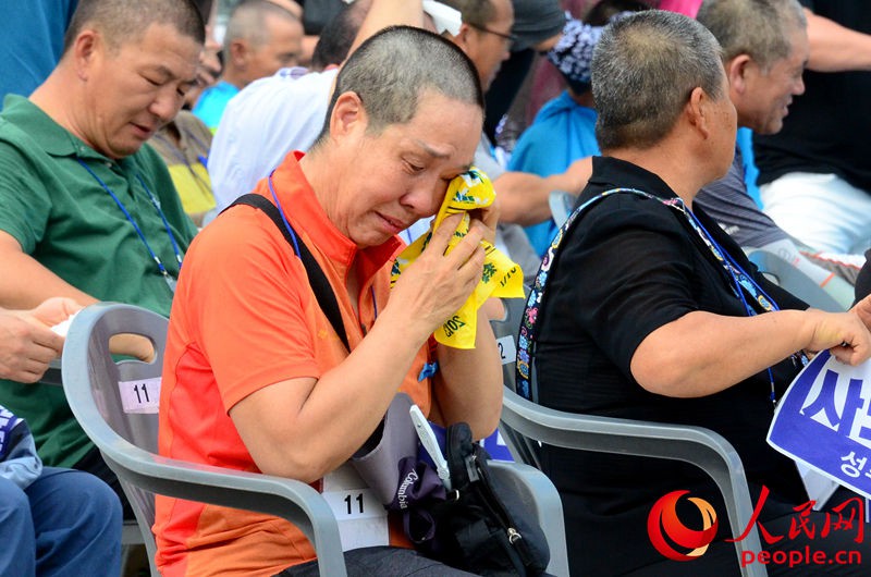 提起部署“薩德”，一位韓國民眾潸然淚下。夏雪攝