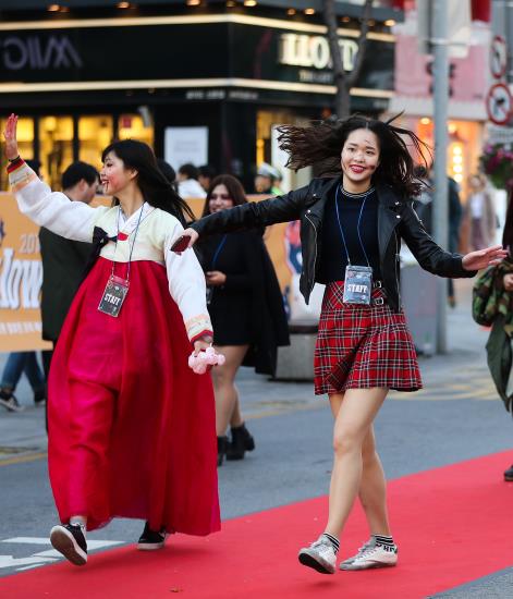 韓國民眾慶祝萬聖節 “別樣裝扮”點綴街頭【組圖】