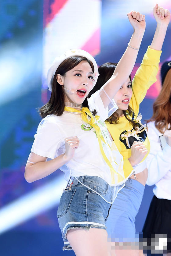 TWICE九成員登台表演活力滿滿 笑容甜美可愛【組圖】【4】