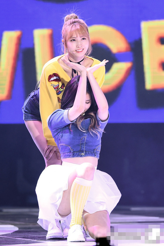 TWICE九成員登台表演活力滿滿 笑容甜美可愛【組圖】【12】
