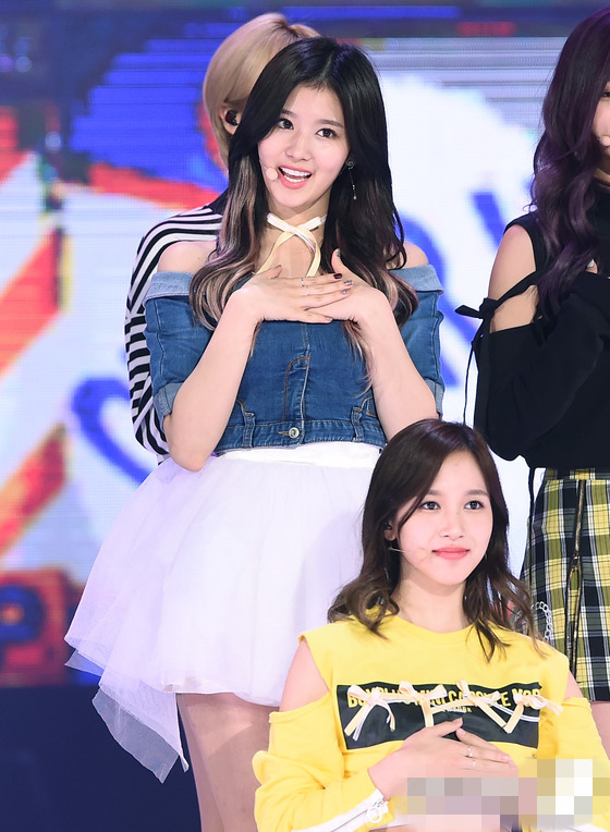 TWICE九成員登台表演活力滿滿 笑容甜美可愛【組圖】【3】