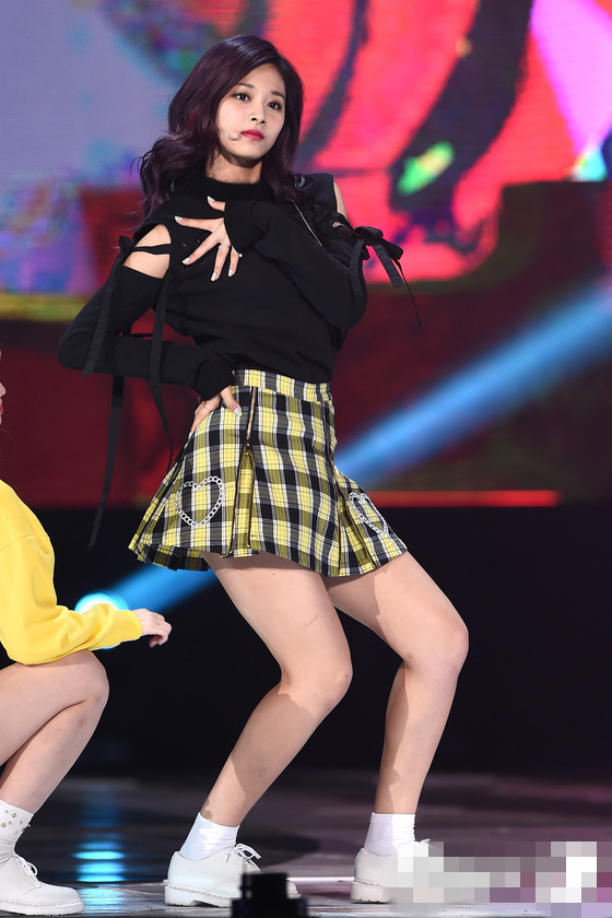 TWICE九成員登台表演活力滿滿 笑容甜美可愛【組圖】【5】