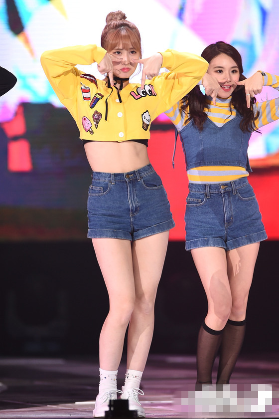 TWICE九成員登台表演活力滿滿 笑容甜美可愛【組圖】【7】