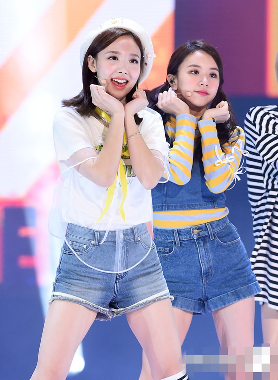 TWICE九成員登台表演活力滿滿 笑容甜美可愛【組圖】【9】