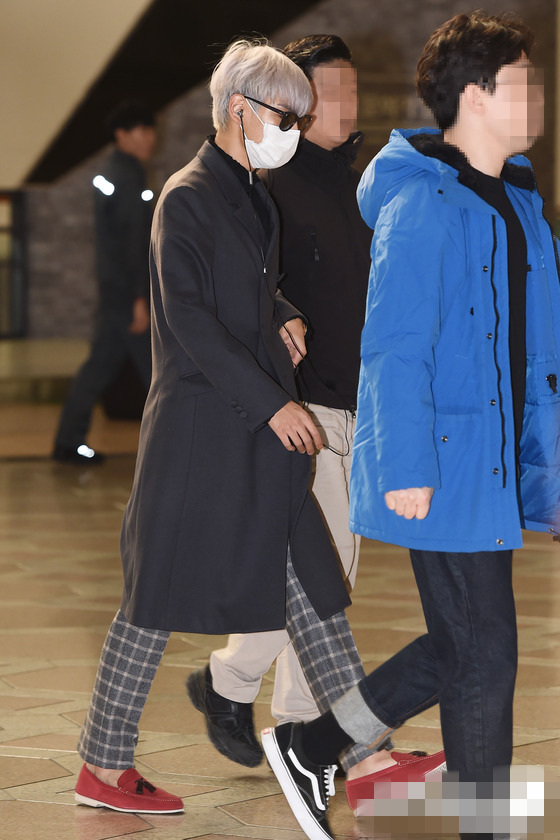 BigBang成员T.O.P现身机场飞日本 墨镜口罩遮