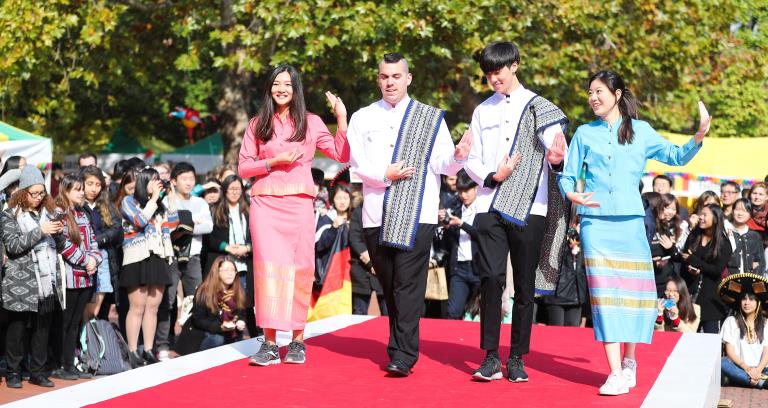 外國學生身穿本國傳統服飾上台展示。