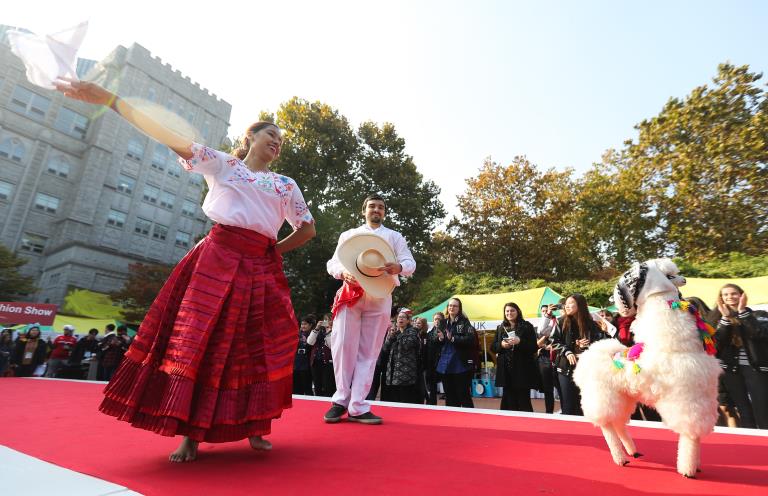 外國學生身穿本國傳統服飾上台展示。