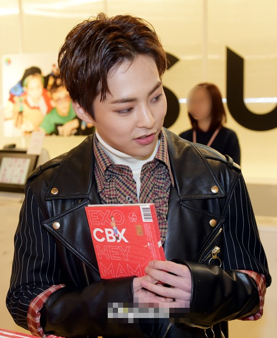 EXO-CBX《Hey Mama!》活動幕后花絮公開 伯賢再展搞怪本能【組圖】【8】