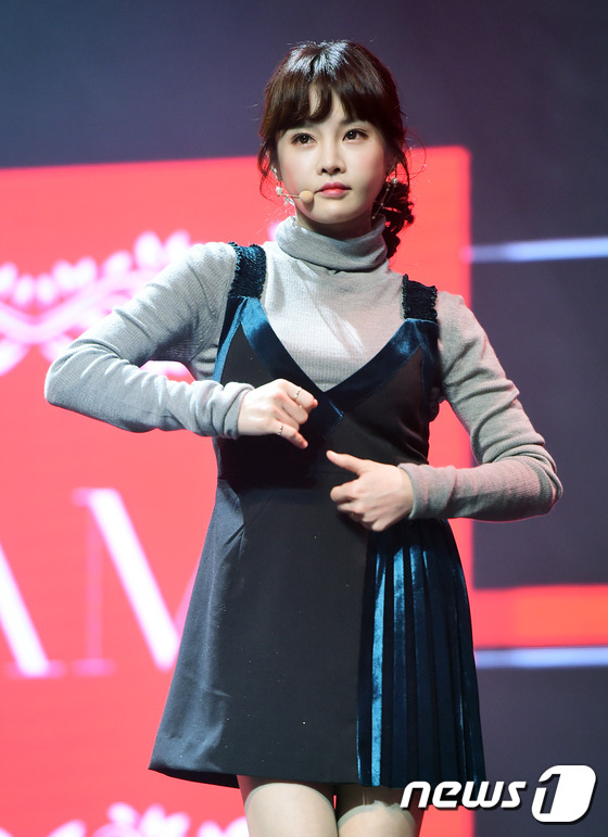 tara举行新专辑showcase 智妍白衣黑裤秀长腿【组图】