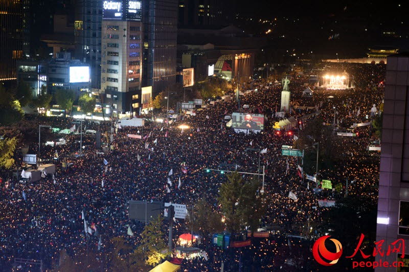 近百萬韓國民眾在首爾市中心舉行反朴示威，規模創下歷史紀錄。裴埈基攝