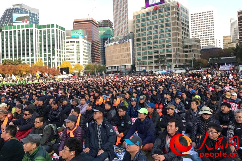 下午4時，首爾廣場內已經聚集了大批示威者。成碩攝