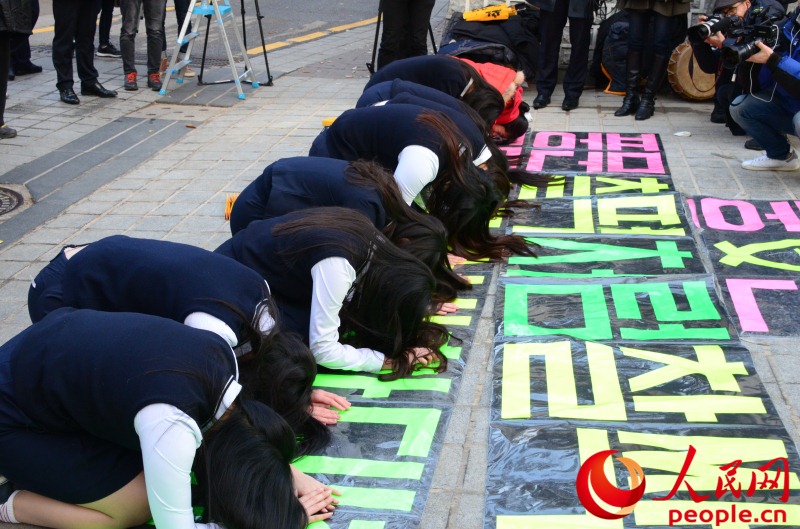韩国高考铃声拉响 学弟学妹跪地祈祷