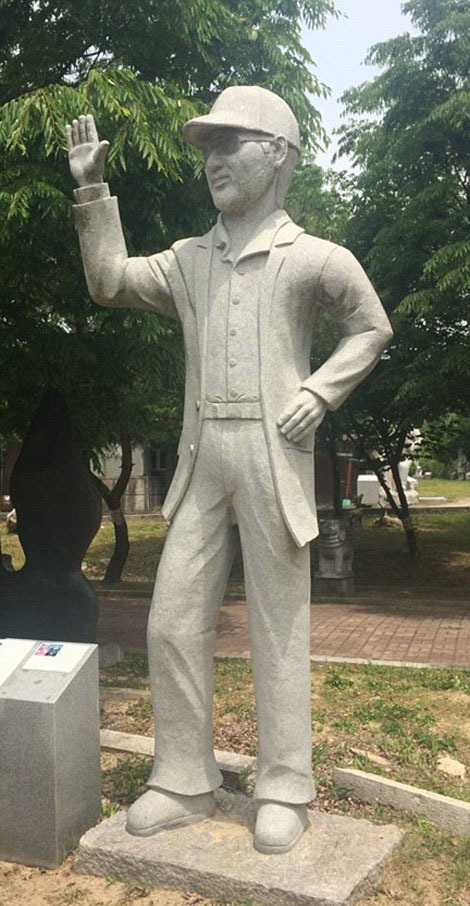 尷尬！韓國公園眾名人雕像讓人難辨認（組圖）【13】