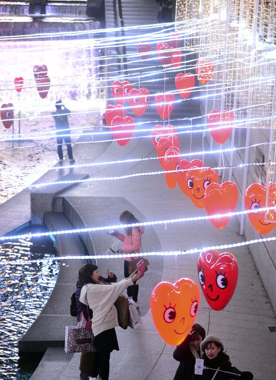 韓國：首爾清溪川張燈結彩迎聖誕【組圖】