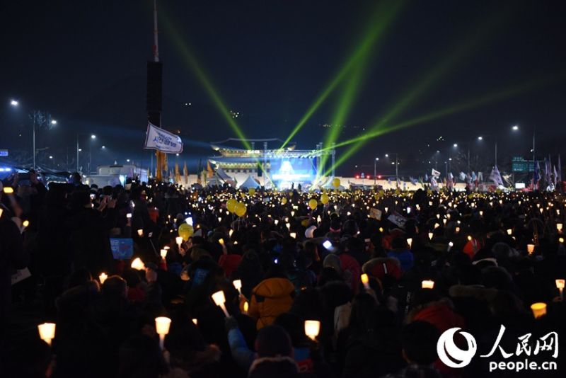 12月17日，韓國民眾在首爾舉行了第八輪“反朴”集會。裴埈基攝