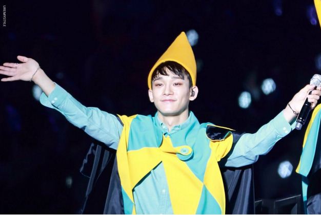EXO成員chen在演唱會穿的藍黃撞色上衣配黃色帽子，顯得活潑可愛。