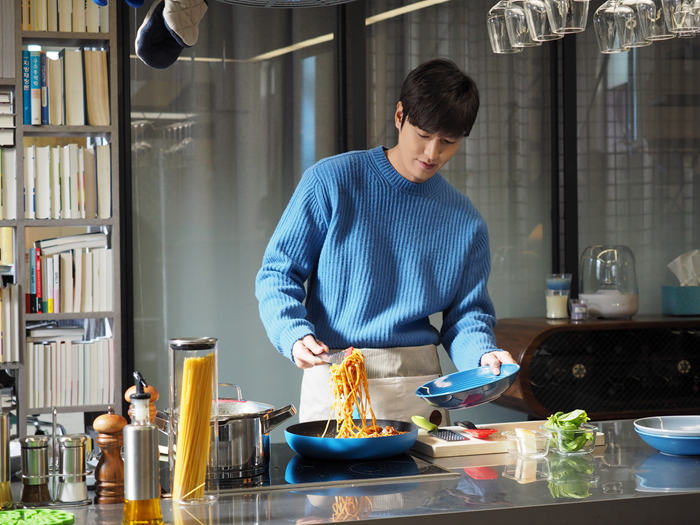 李敏鎬穿藍色螺紋毛衣，居家暖男范。