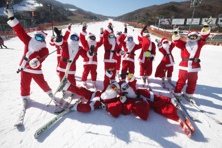 12月2日，韓國京畿道廣州市的昆池岩度假村，滑雪者們紛紛穿上聖誕裝，集體滑雪，場面十分壯觀。