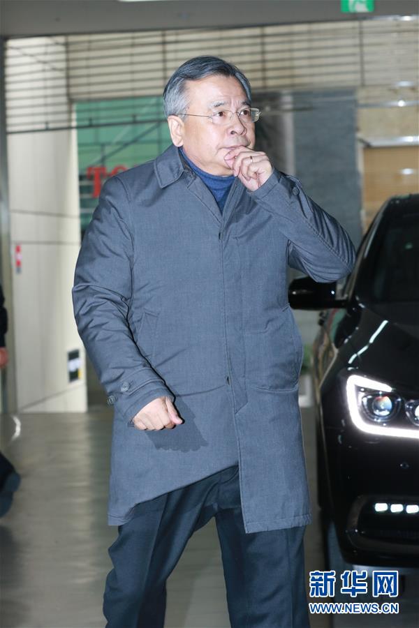 12月24日，在韓國首爾，“親信干政”事件獨立檢察官朴英洙抵達獨立檢察組駐地。新華社發（李相浩攝）