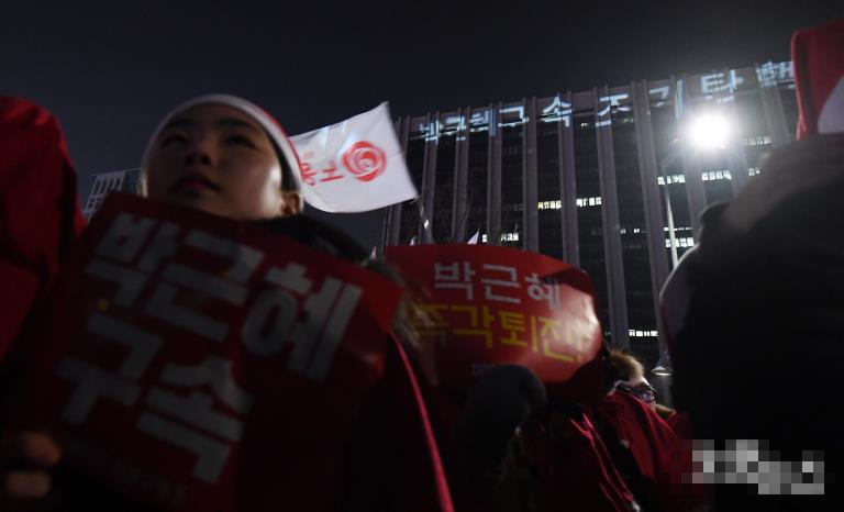 12月24日，平安夜，韓國民眾身著聖誕裝高呼：“朴槿惠下台！”