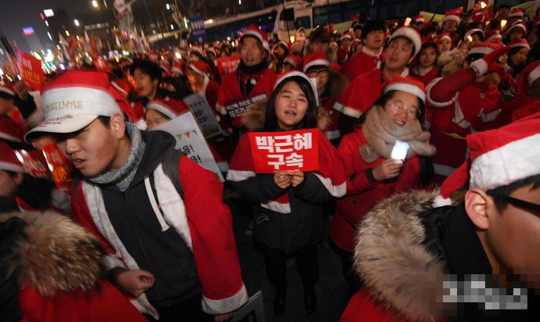 24日，韓國民眾舉行第九次燭光集會，要求總統朴槿惠立即下台。