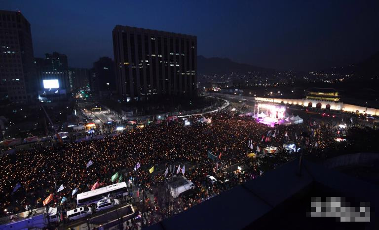 12月24日，平安夜，韓國民眾身著聖誕裝高呼：“朴槿惠下台！”