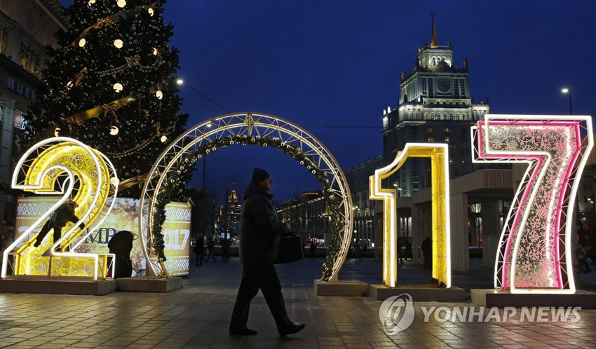當地時間12月28日，俄羅斯莫斯科，華麗的照明點綴著象征新年的巨型“2017”造型物。