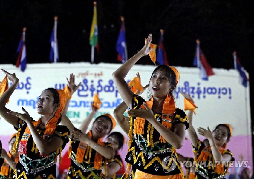 當地時間12月29日，緬甸仰光，舞者在新年慶典上表演傳統舞蹈。