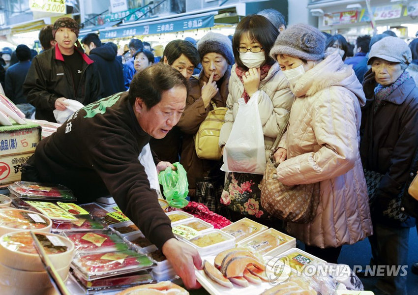 當地時間12月28日，日本東京某海鮮市場內，民眾大量採購海鮮准備迎新年。