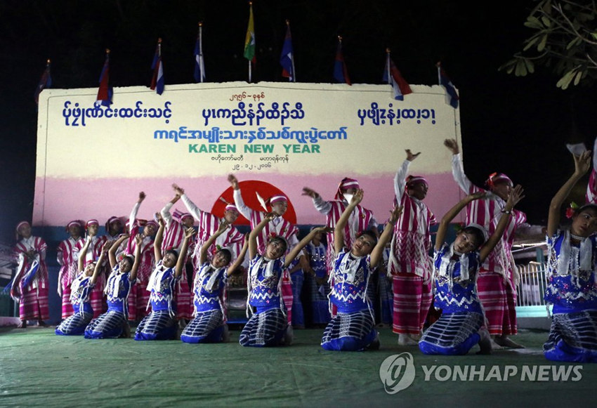 當地時間12月29日，緬甸仰光，舞者在新年慶典上表演傳統舞蹈。