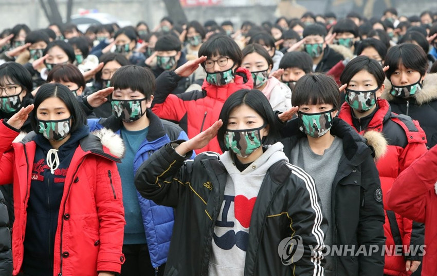 韩国2017年首次入伍仪式:士兵集体戴口罩防流感场面壮观 女兵亮相吸睛