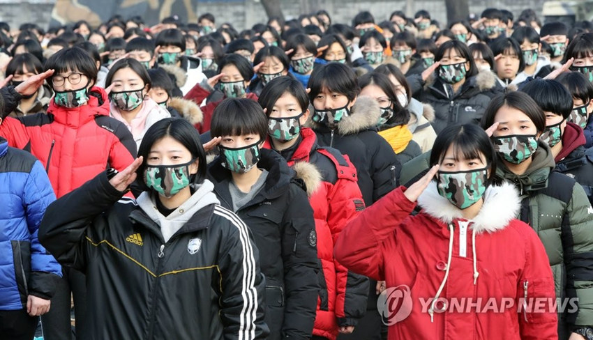 韩国2017年首次入伍仪式:士兵集体戴口罩防流感场面壮观 女兵亮相吸睛