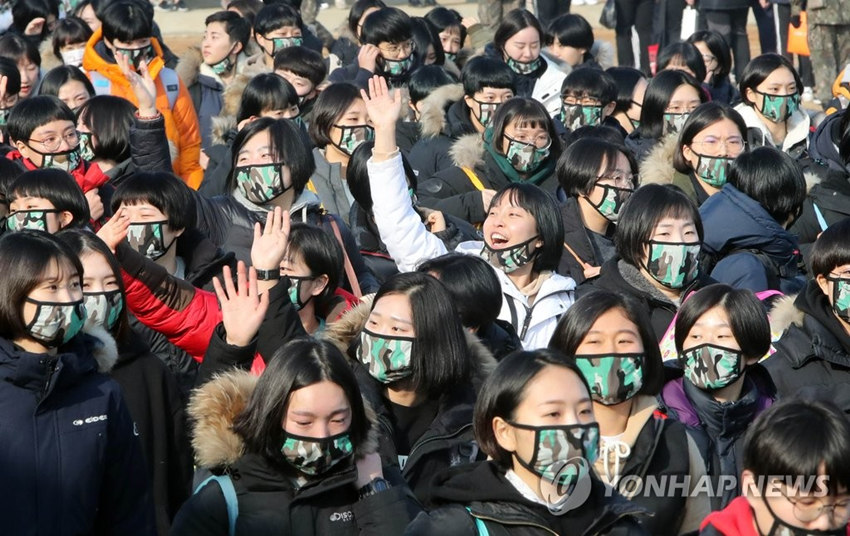 韩国2017年首次入伍仪式:士兵集体戴口罩防流感场面壮观 女兵亮相吸睛