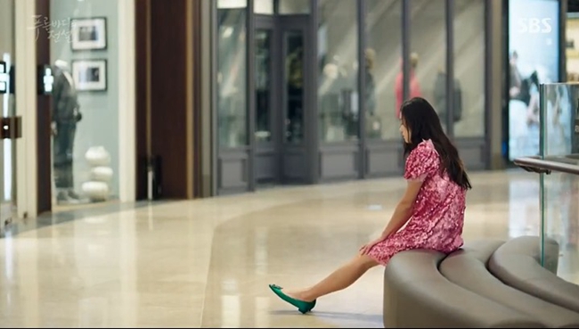 ��ĸ�̱�ʯЬƷ�ƣ�Manolo Blahnik �ۼۣ�6000Ԫ