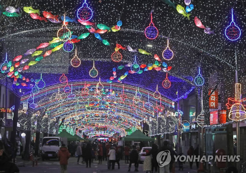 慶典期間游客除了白天可參加冰釣、滑雪，夜間還能觀賞韓流演出，享受各式美食等。