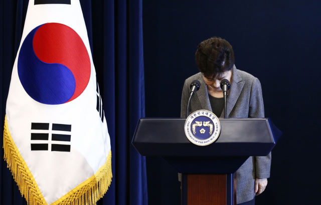 2016年11月29日，在韓國首爾，朴槿惠發表第三次對國民講話時鞠躬。（新華/美聯）