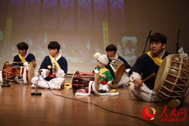 “金昌吉與鄉音藝術團”為游客獻上韓國傳統打擊樂表演。裴埈基攝